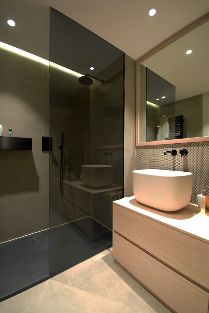 white-ceramic-sink-near-mirror-twj0qbjn4zi